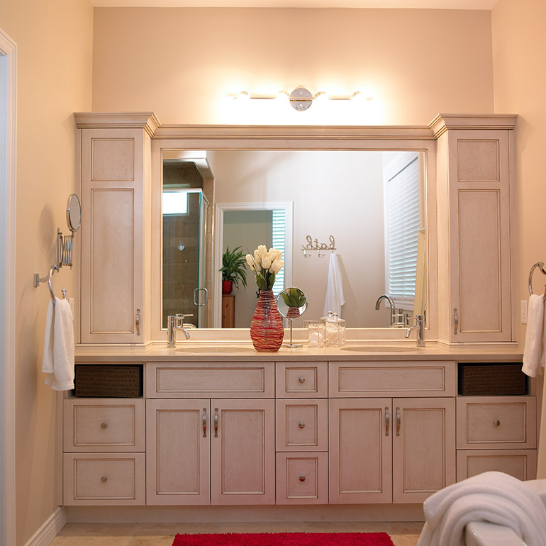 Cuisines Beauregard |Salle de bain de style classique à double évier avec comptoir de quartz